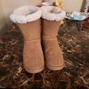 Faxed swayed fur boots